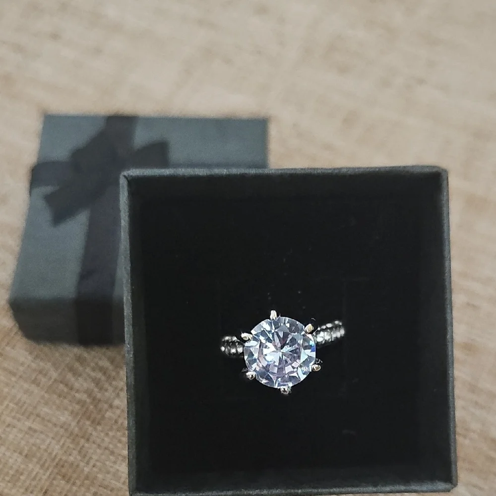 Elegant Silver Ring with Clear Stone - Picture 2 of 6